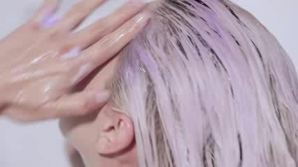 Cuidado del cabello para rubias platinadas